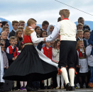 Elever fra Jondal skole underholdt med dans og musikk. Foto: Sven Gj. Gjeruldsen, Det kongelige hoff